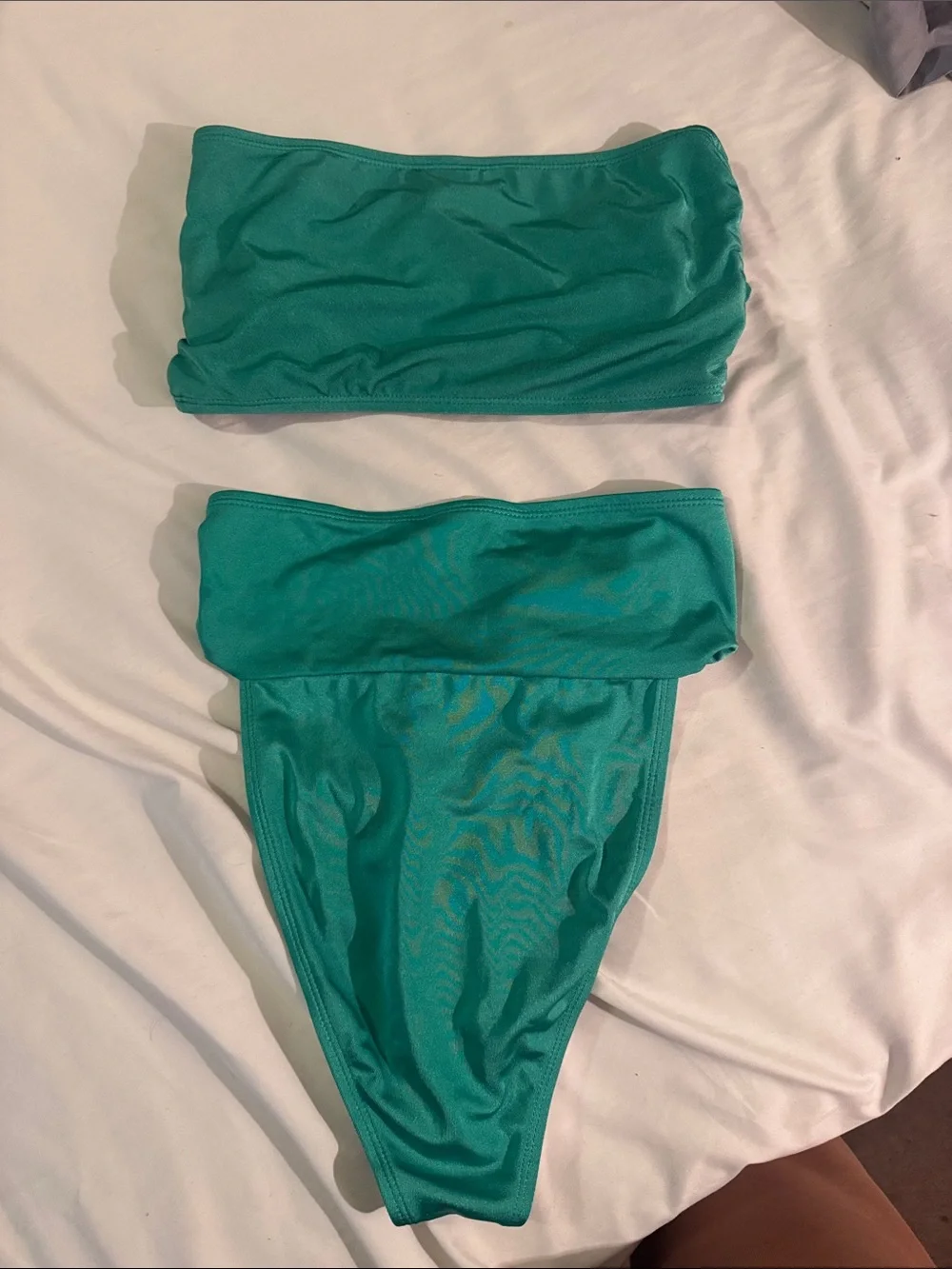 PrettyLittleThing Teal Green Bandeau Bikini Set with Gold Hardware - Picture 2 of 3